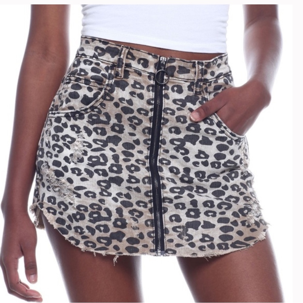 Almost Famous | Leopard Print Front Zip Mini Skirt